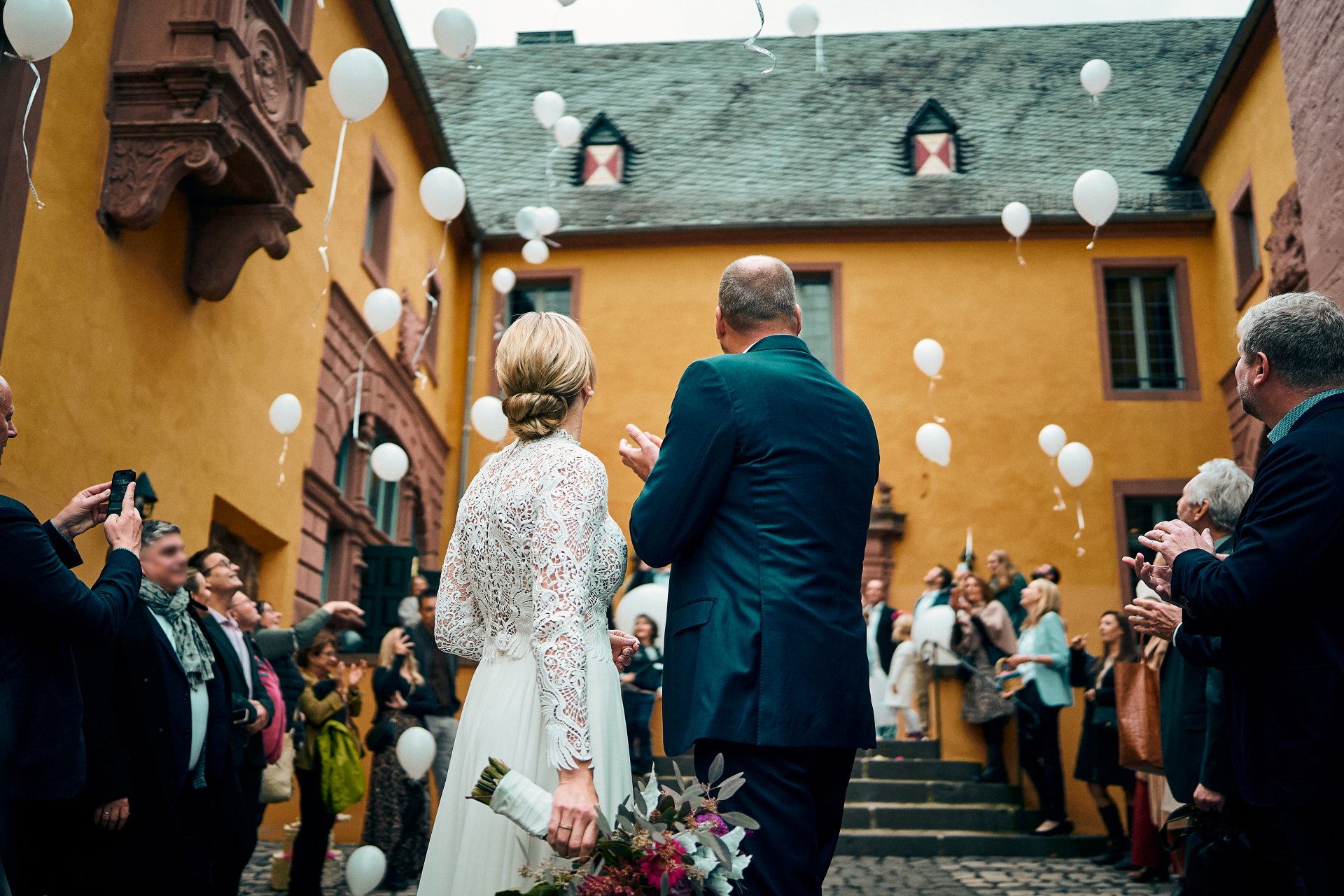 Das Bild zeigt ein Brautpaar vor Schloss Burgau