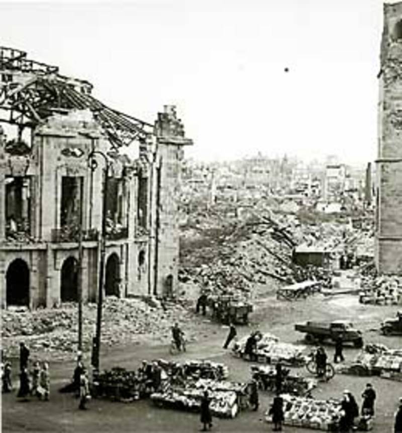 Zerstörte Stadt: Das Stadttheater und die Marienkirche liegen in Trümmern