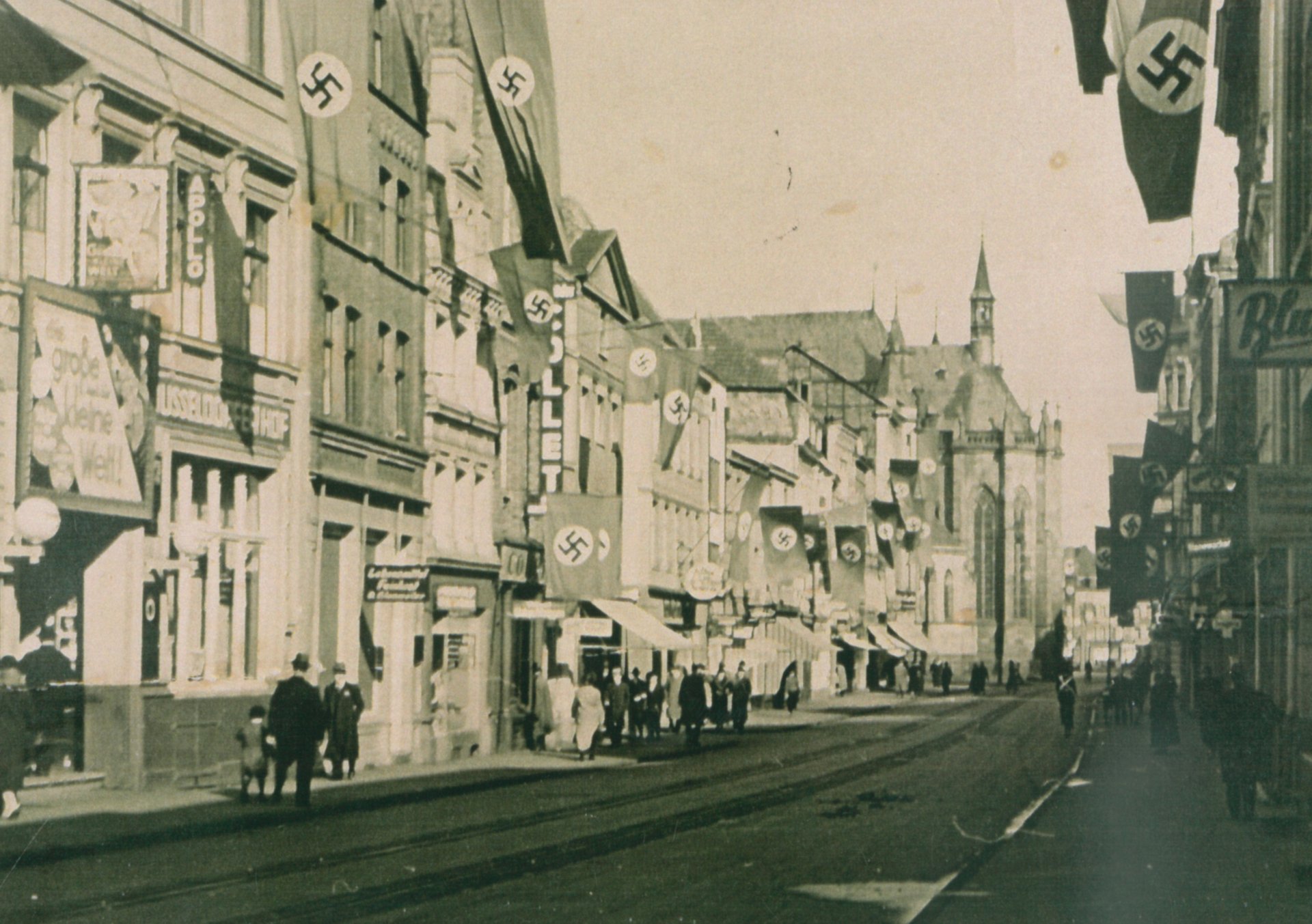 Oberstraße in Düren zur Zeit des Nationalsozialismus mit Hakenkreuzfahnen